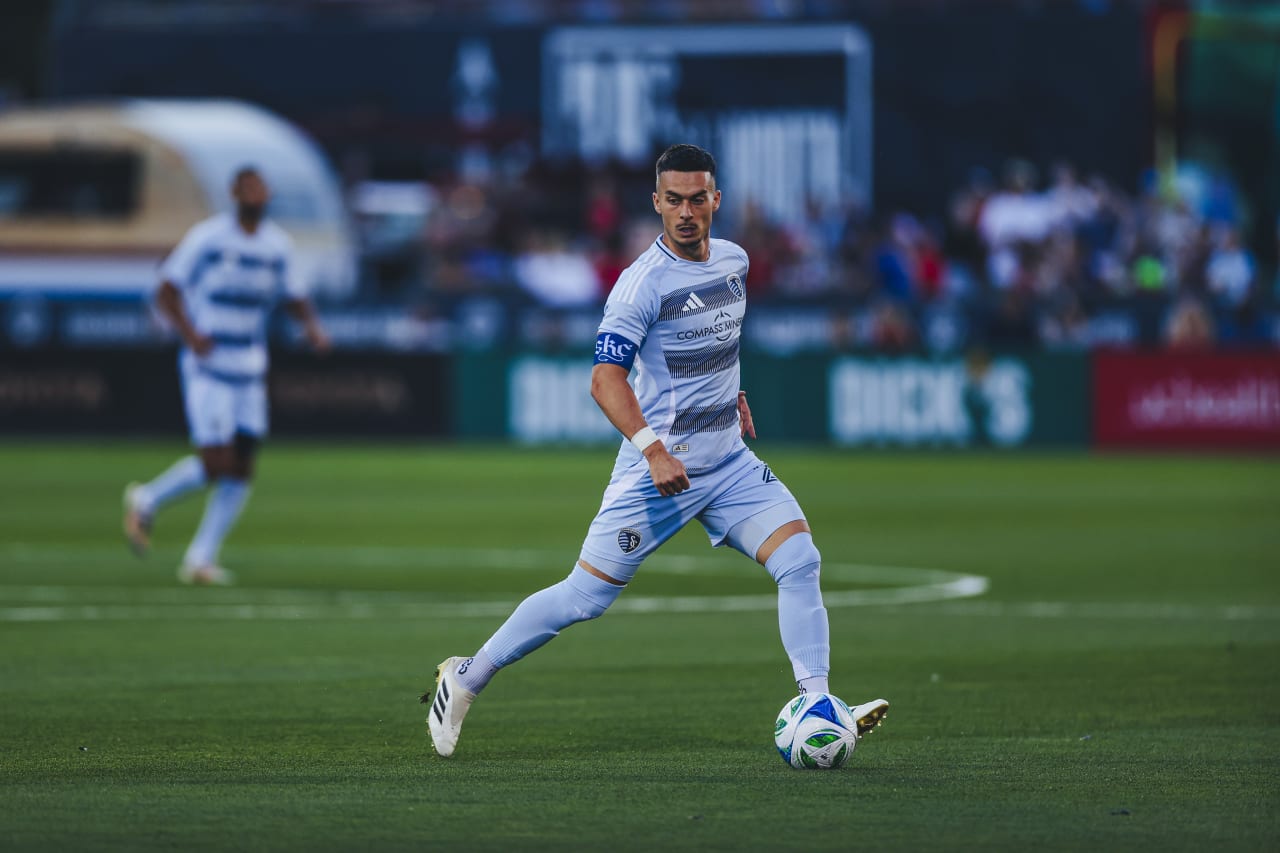 Sporting KC forward Erik Thommy dribbles the ball in Dick's Sporting Goods Park