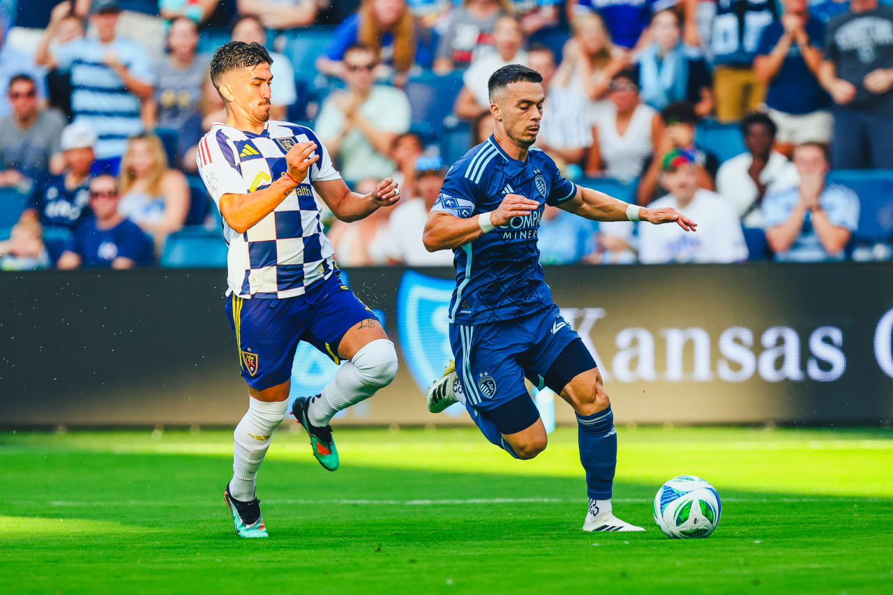 Sporting KC forward Erik Thommy dribbles the ball vs Salt Lake