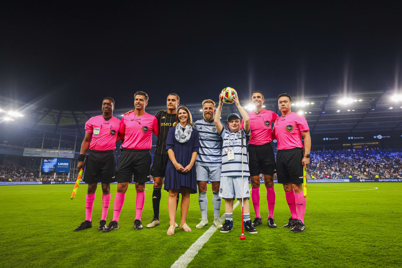 Miles takes a photo with the team captains ahead of the match.