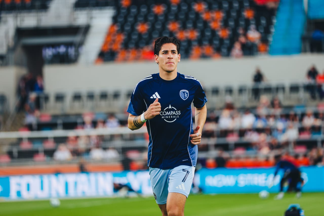 Sporting KC forward Santiago Munoz warms up before the game vs Houston