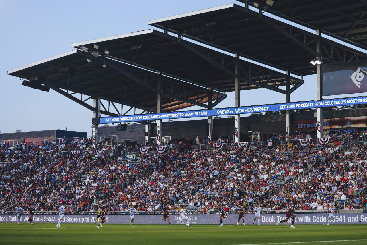 Sporting KC forward Erik Thommy dribbles the ball in Dick's Sporting Goods Park