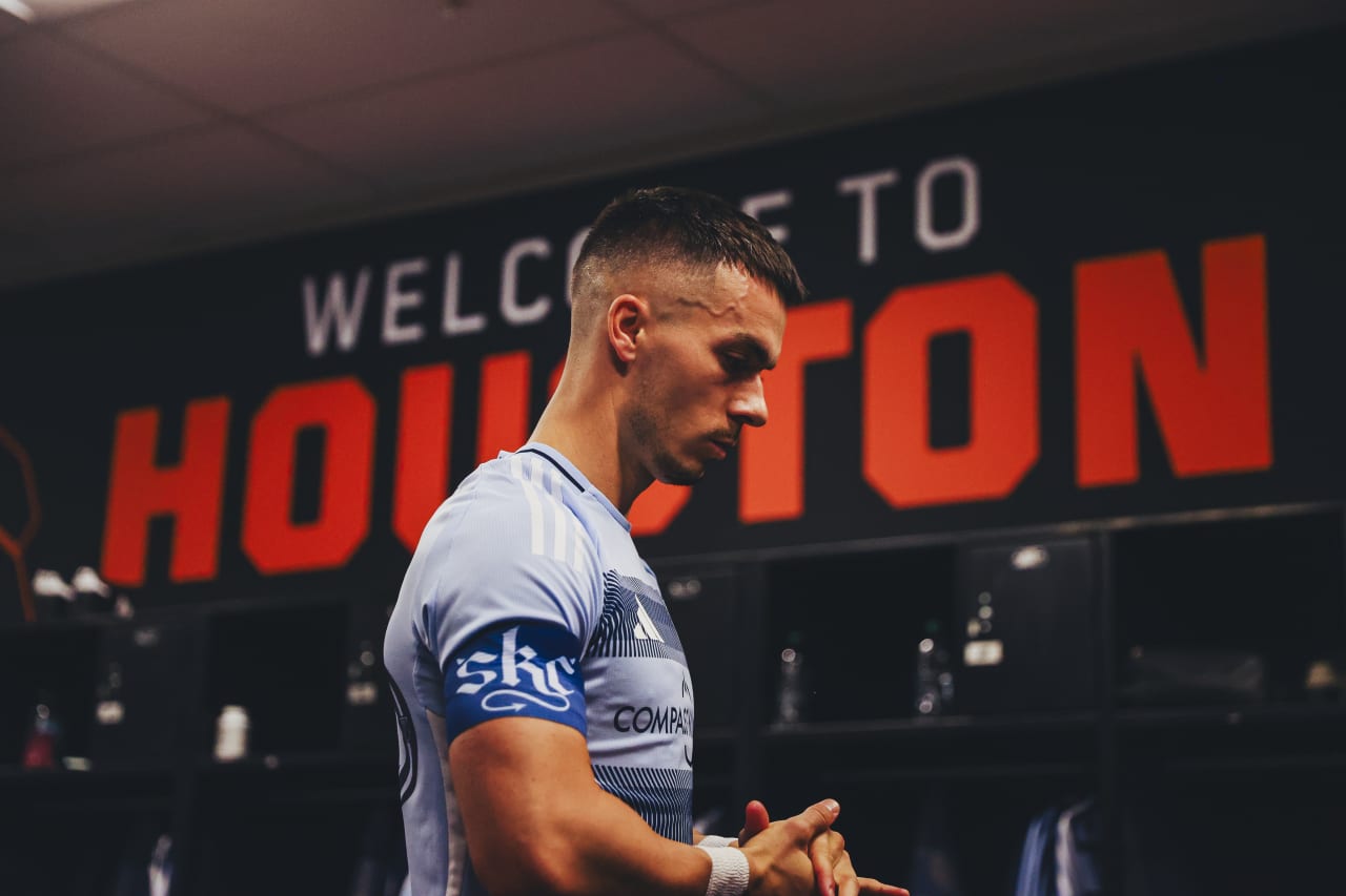 Sporting KC forward Erik Thommy prepares to face off vs Houston