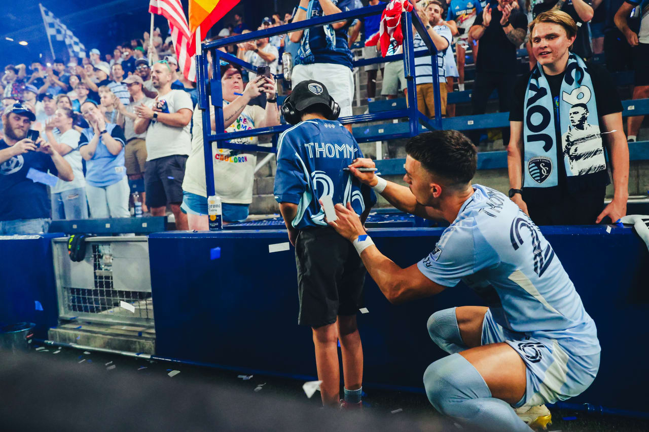Erik Thommy signs a fans jersey, the same jersey he gave away the previous match.