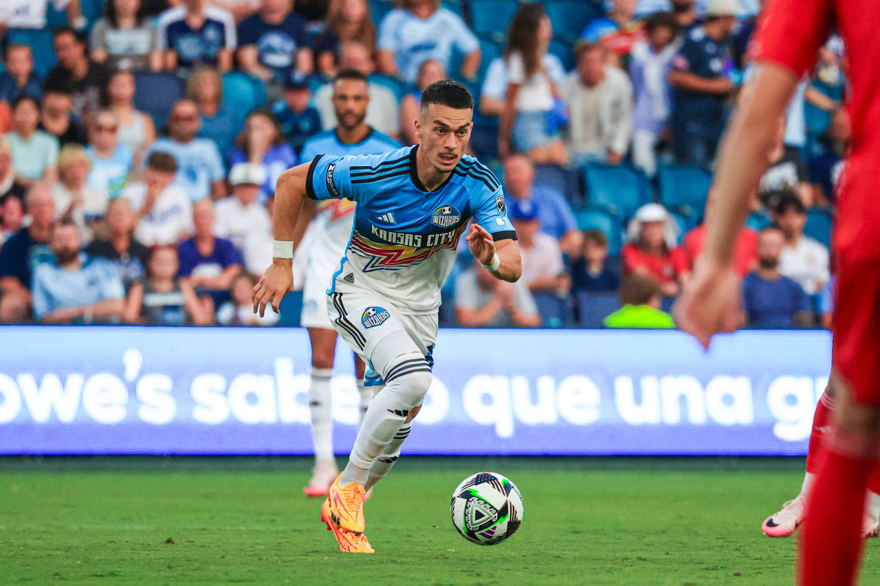 Midfielder Erik Thommy sprint for the ball on July 28.