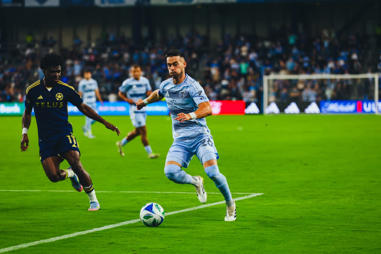 Sporting KC forward Erik Thommy dribbles the ball vs Vancouver.