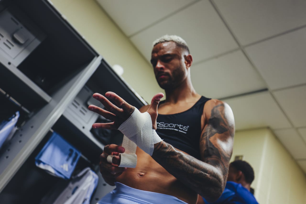 Sporting KC defender Khiry Shelton wraps his hand before the game vs Colorado