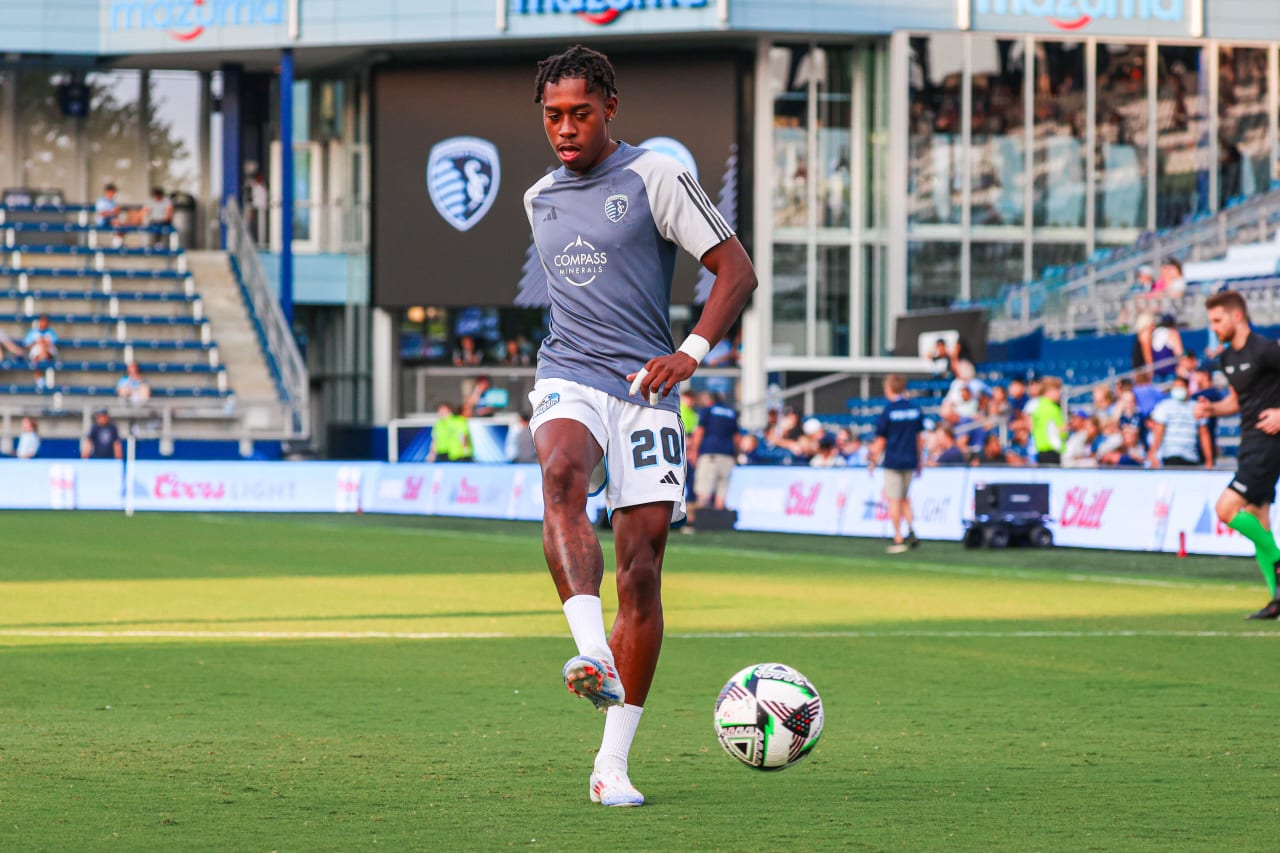 Alenis Vargas warms up ahea dof the SKCvCHI Leagues Cup match on July 28.