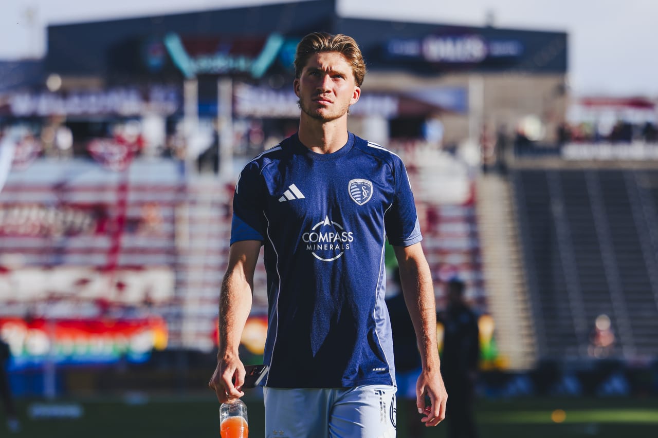 Sporting KC midfielder looks around the pitch at Dick's Sporting Goods Park
