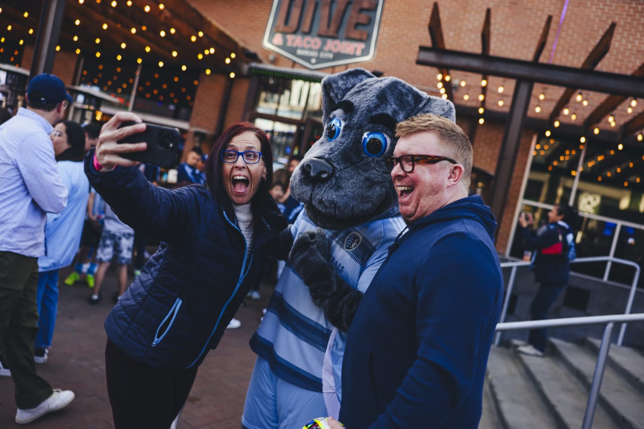 A couple of Sporting KC fans take a fun selfie with Blue