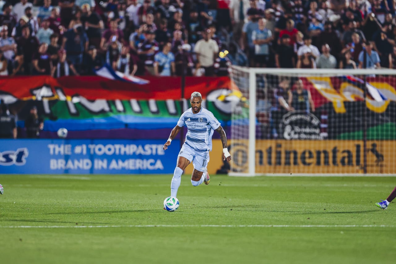 Sporting KC defender Khiry Shelton dribbles the ball up the field on the 4th