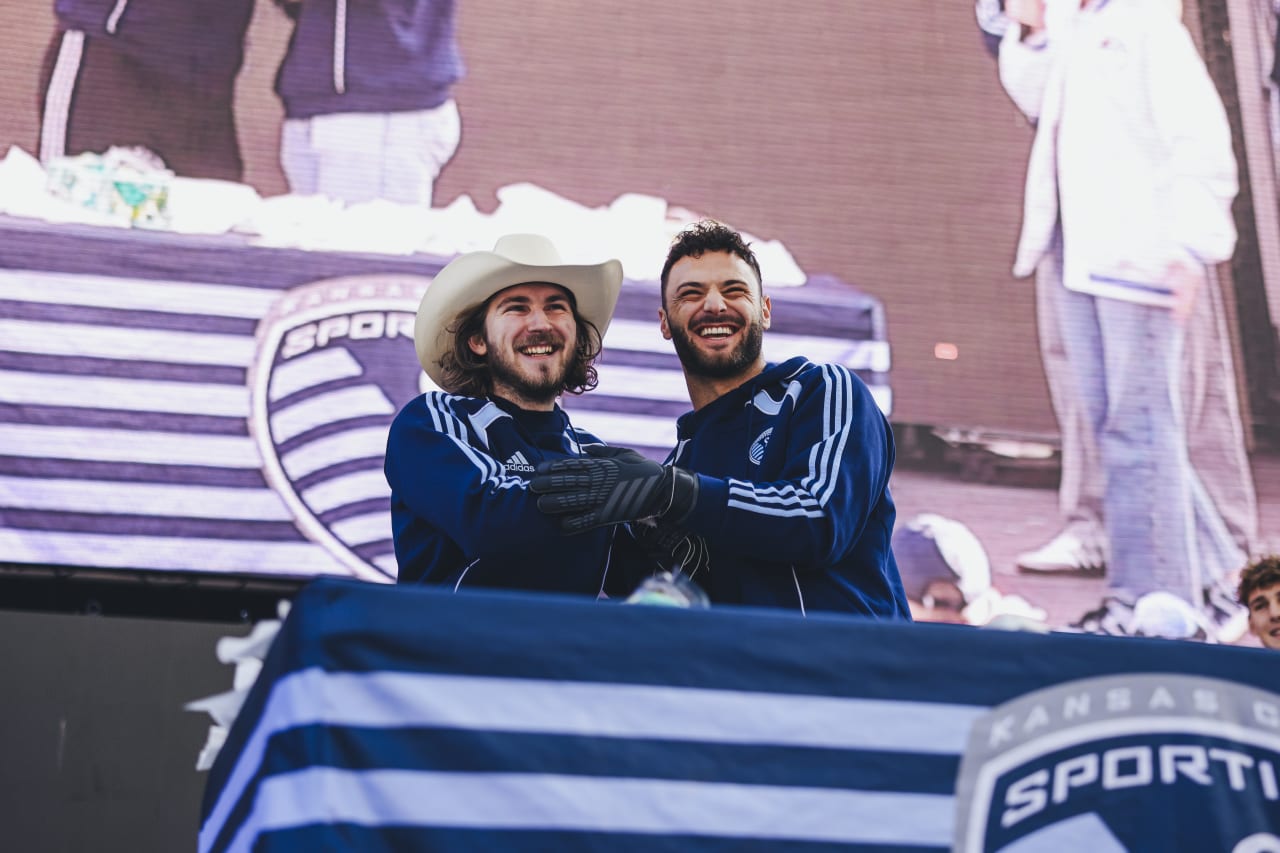 After a minute-to-win-it victory, John Pulskamp shares a laugh with his opponent from the crowd.